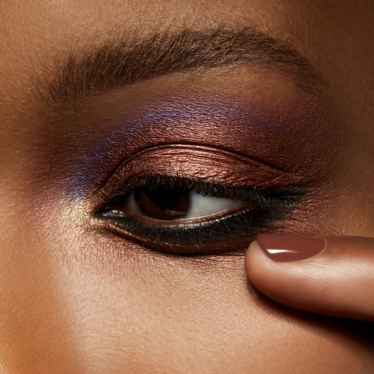 Small Eye Shadow, 1.3 g, Antiqued, Model, deep