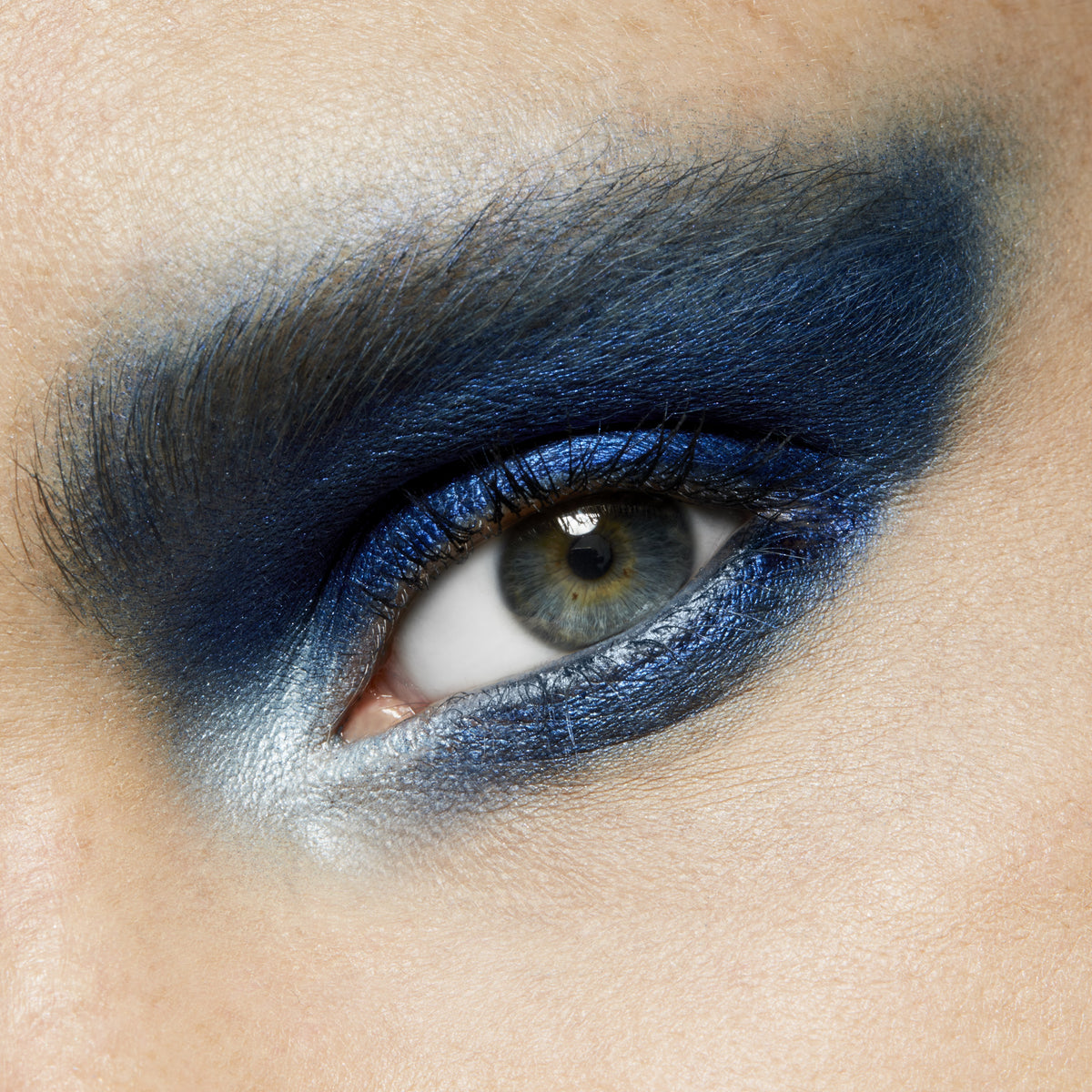 Small Eye Shadow, 1.5 g, In the Shadows, Model, light