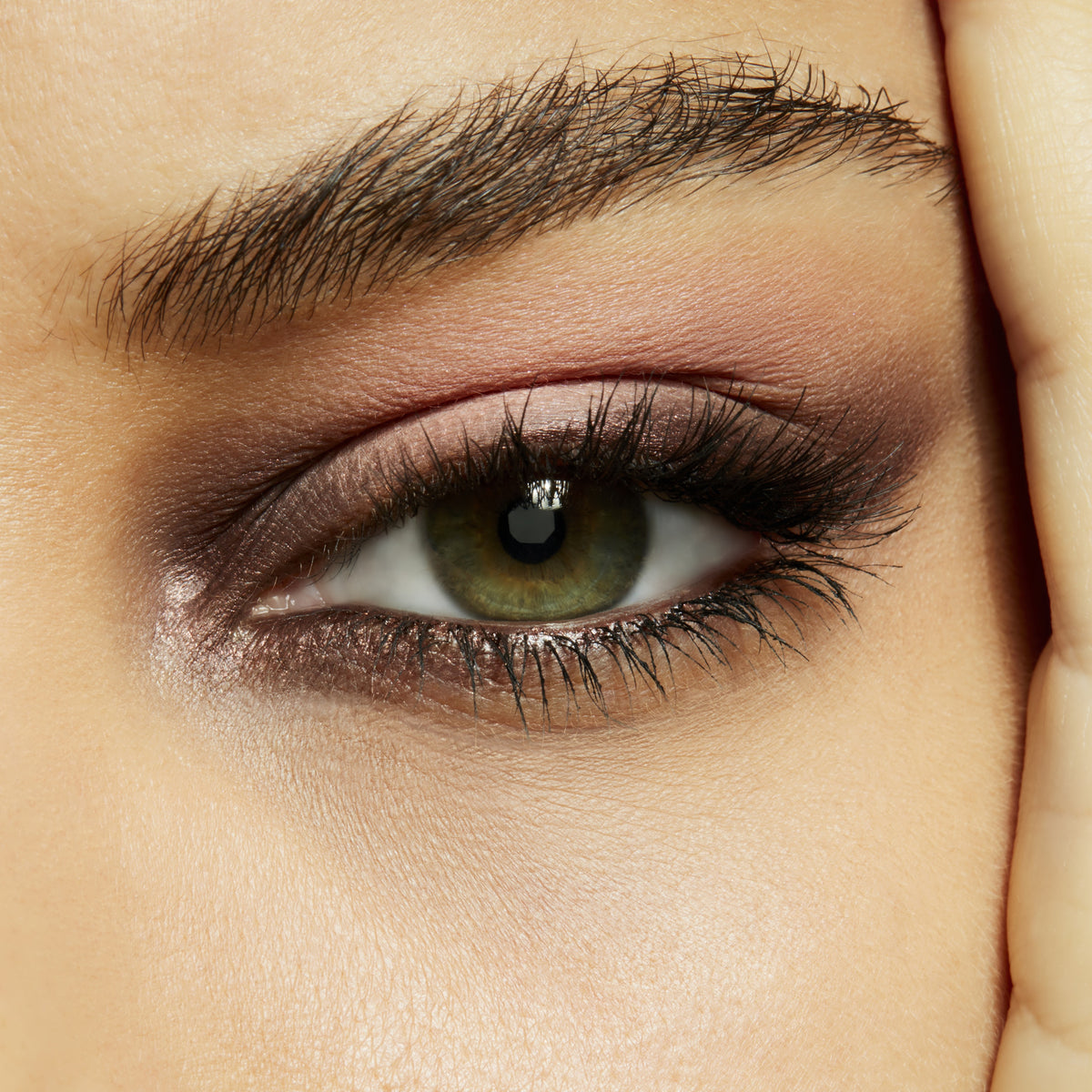 Small Eye Shadow, 1.5 g, Shell Peach, Model, medium