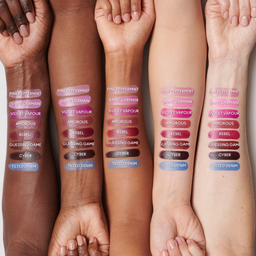 M·A·Cximal Sleek Satin Lipstick, 3.5 g, Tilted Denim, Model