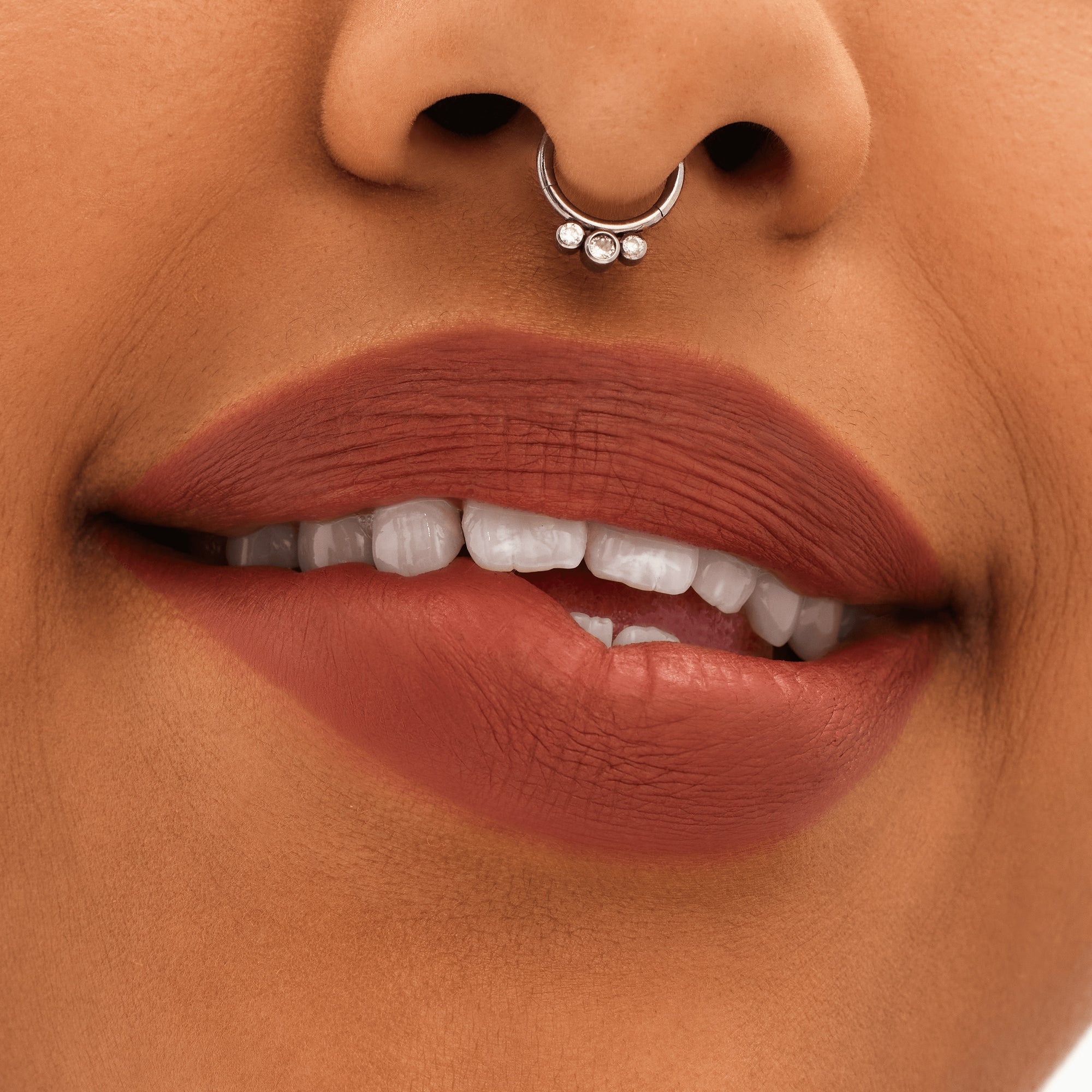 M·A·C Locked Kiss 24hr Lipstick, 1.8 g, Meticulous, Model, medium