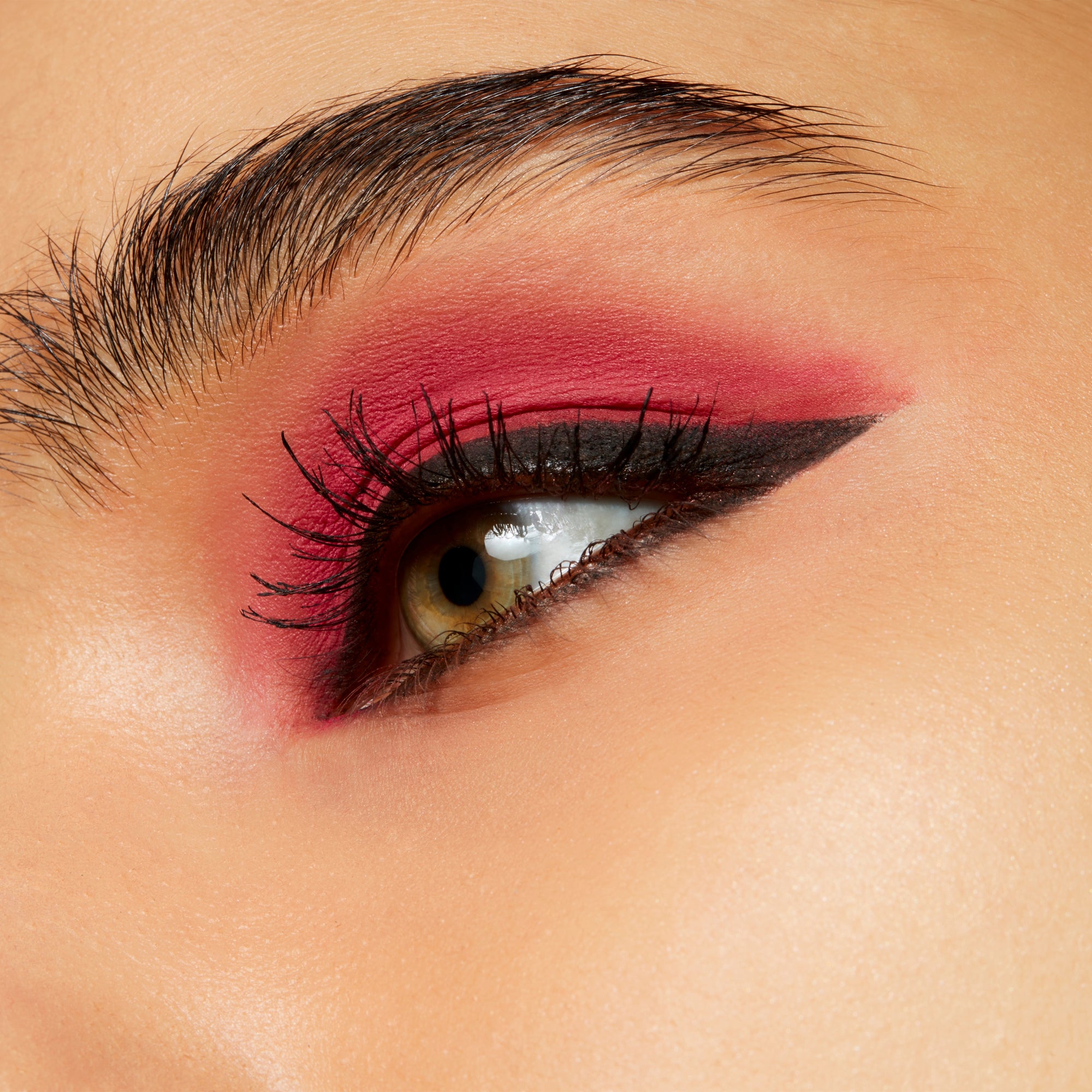 Powder Kiss Soft Matte Eye Shadow, 1.5 g, Fall In Love, Model, medium