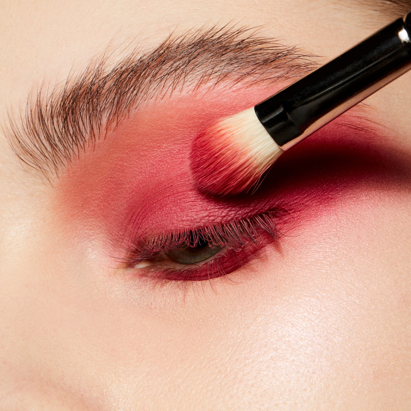 Powder Kiss Soft Matte Eye Shadow, 1.5 g, Fall In Love, Model, light