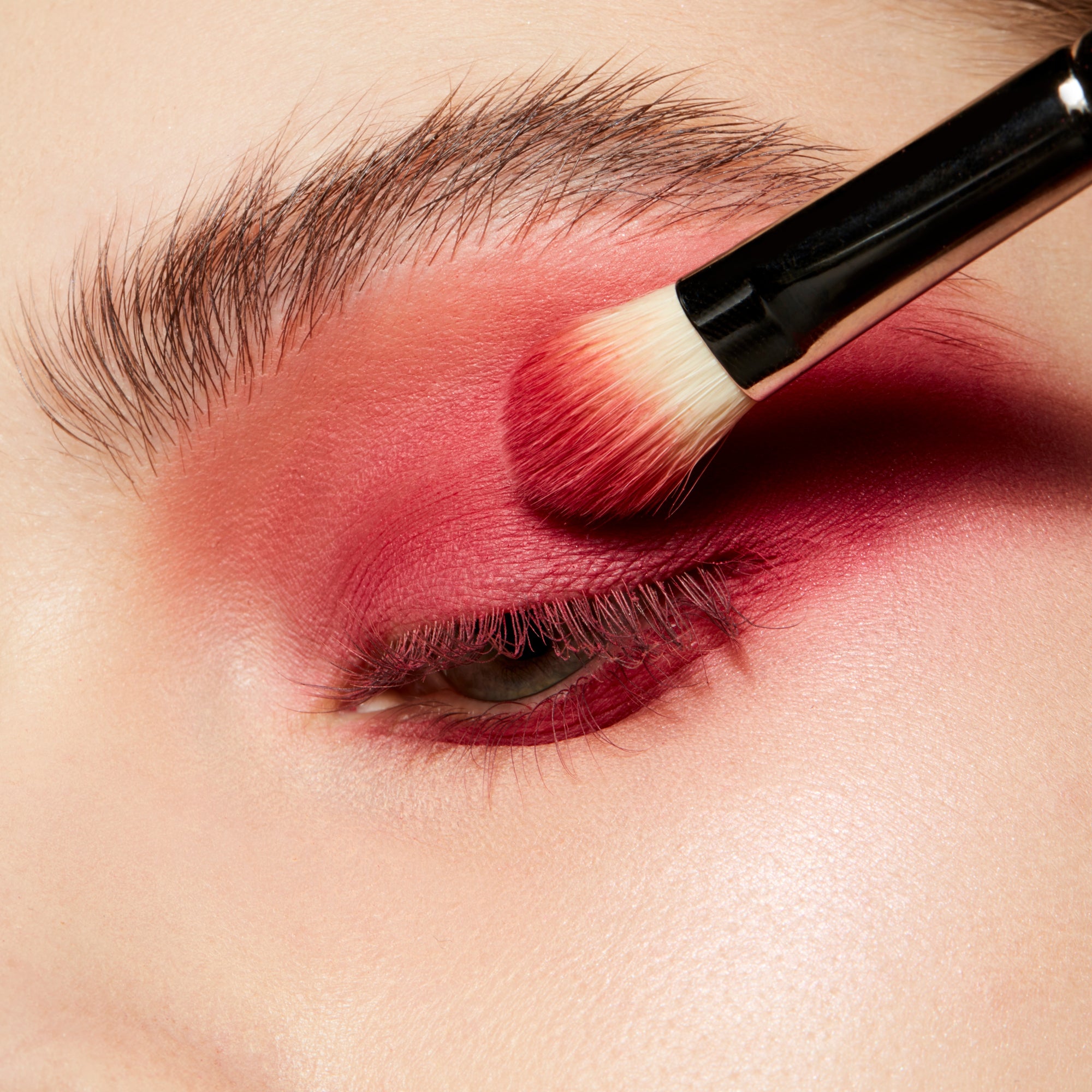 Powder Kiss Soft Matte Eye Shadow, 1.5 g, Fall In Love, Model, light