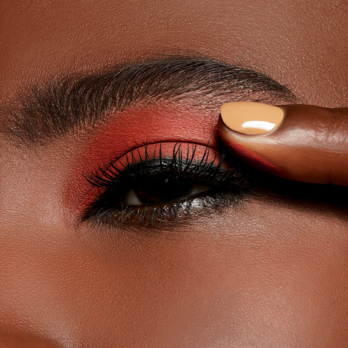 Powder Kiss Soft Matte Eye Shadow, 1.5 g, So Haute Right Now, Model, deep