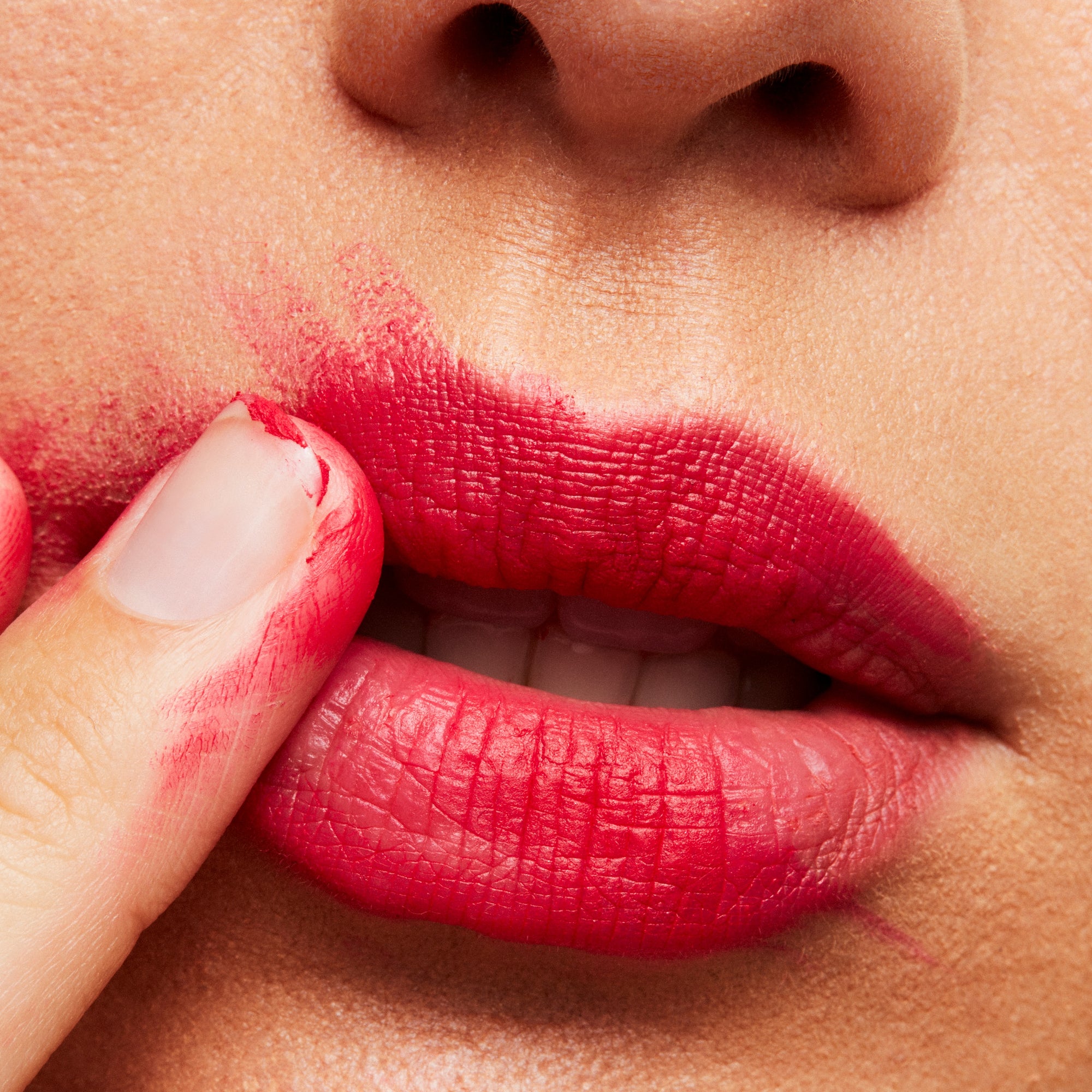 Retro Matte Lipstick, 3.0 g, Relentlessly Red, Model, medium