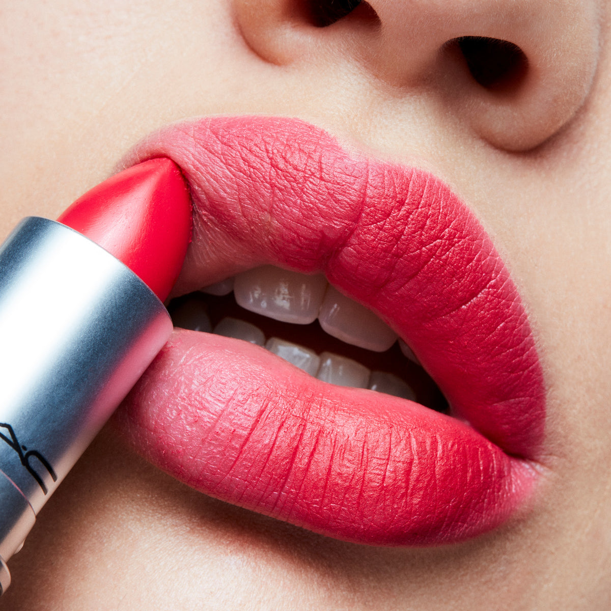 Retro Matte Lipstick, 3.0 g, Relentlessly Red, Model, light