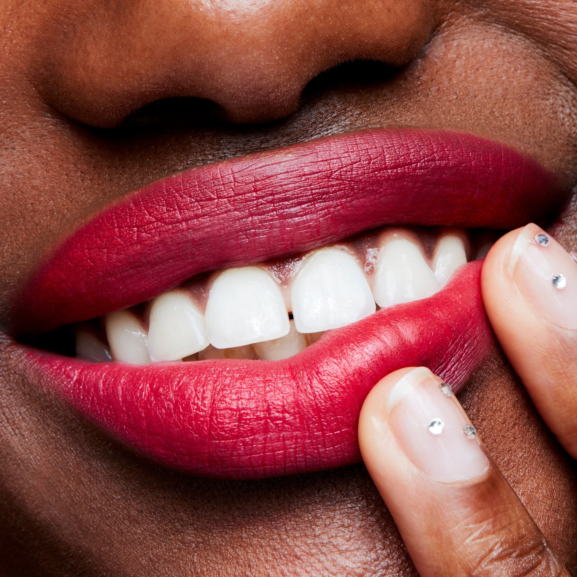 Retro Matte Lipstick, 3.0 g, Relentlessly Red, Model, deep
