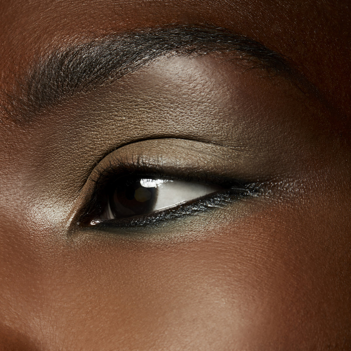 Small Eye Shadow, 1.5 g, Coquette, Model, deep