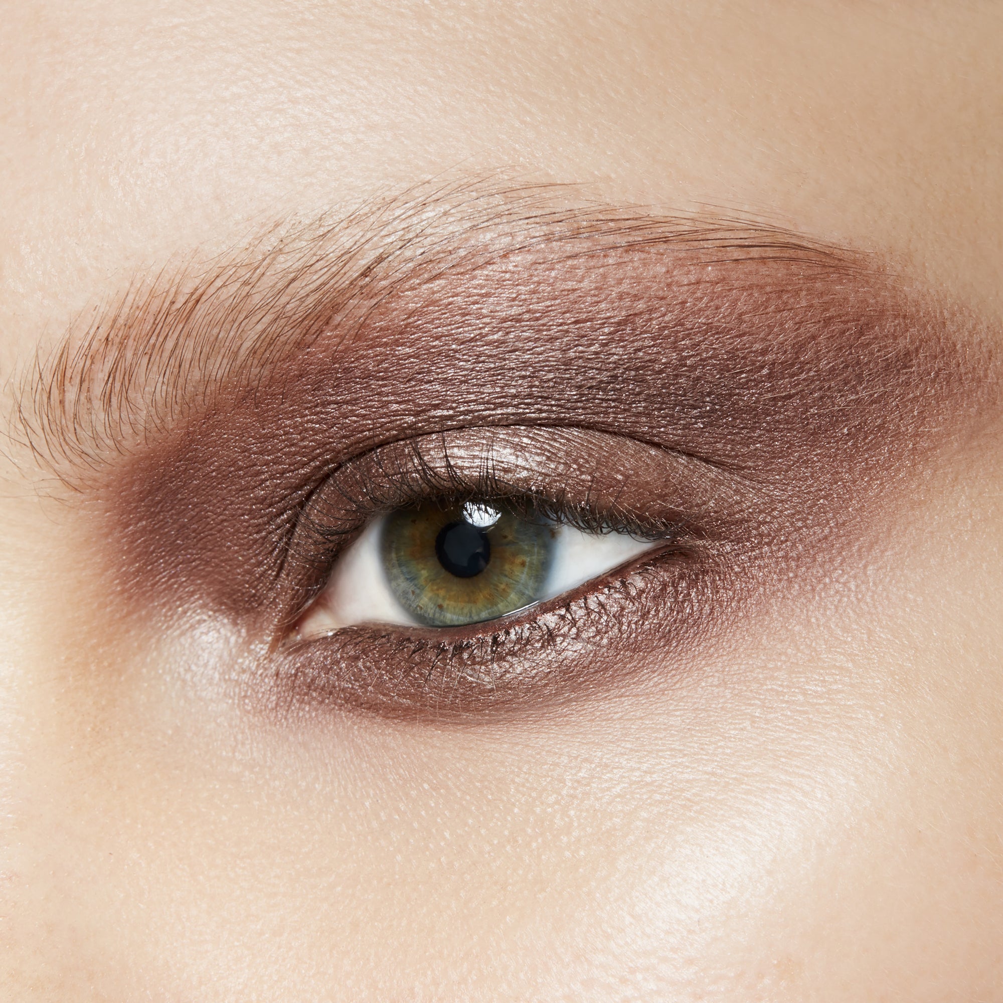 Small Eye Shadow, 1.5 g, Satin Taupe, Model, light