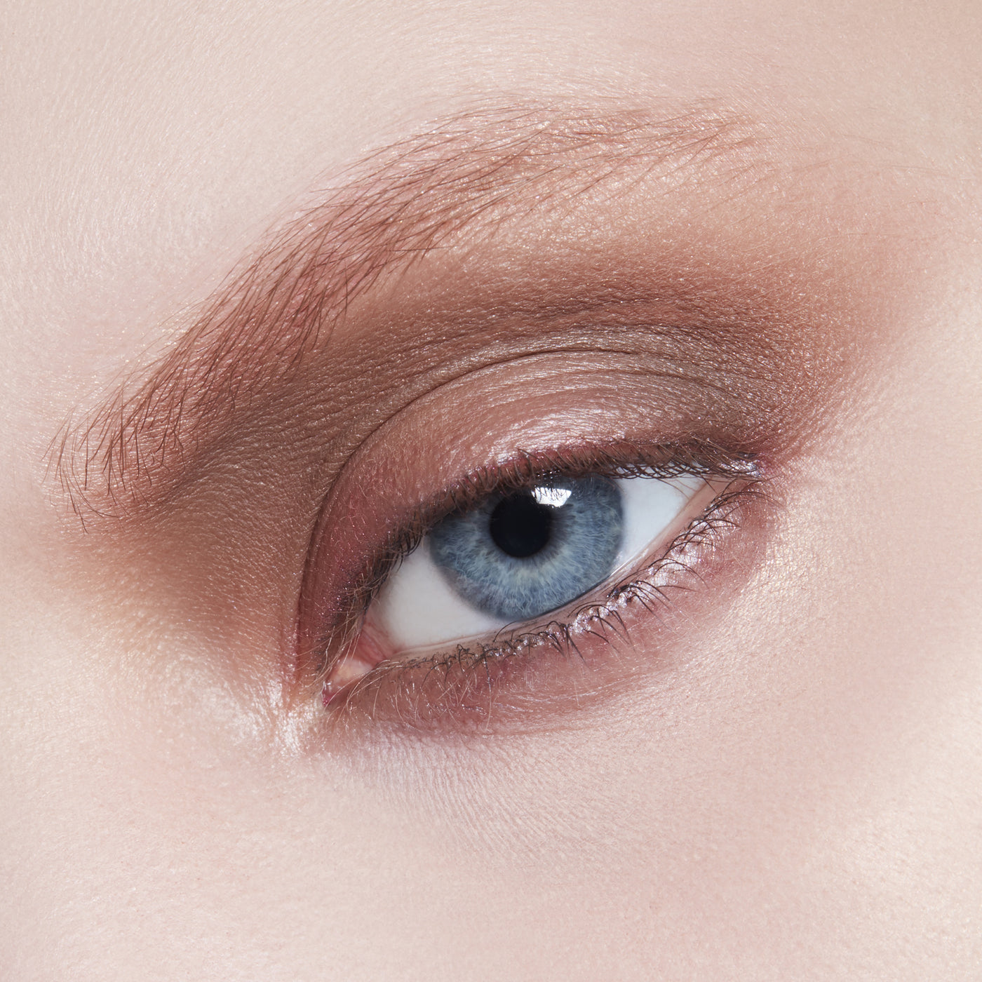 Small Eye Shadow, 1.5 g, Charcoal Brown, Model, light