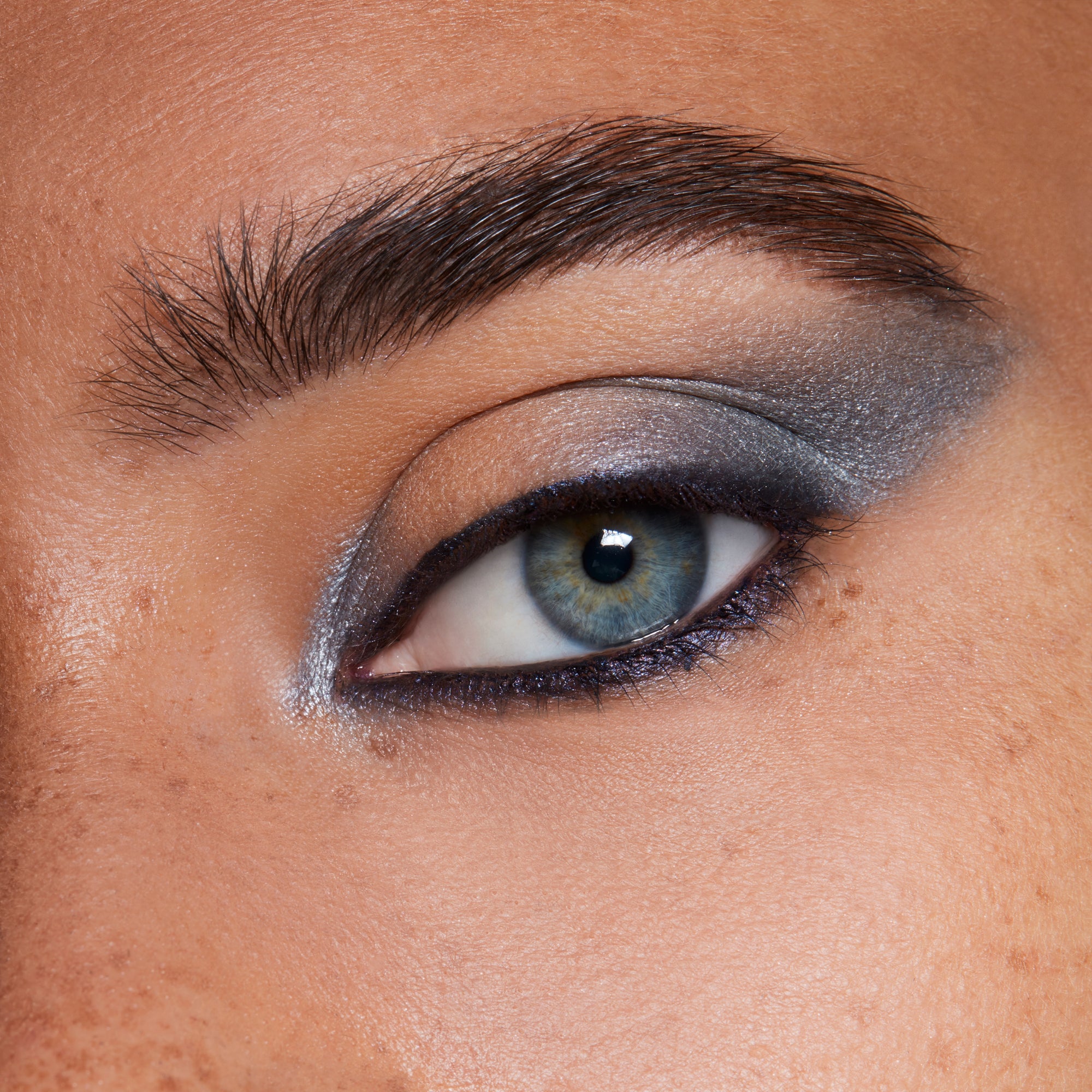 Extra Dimension Extra Dimension Eye Shadow, 1.3 g, Evening Grey, Model, medium