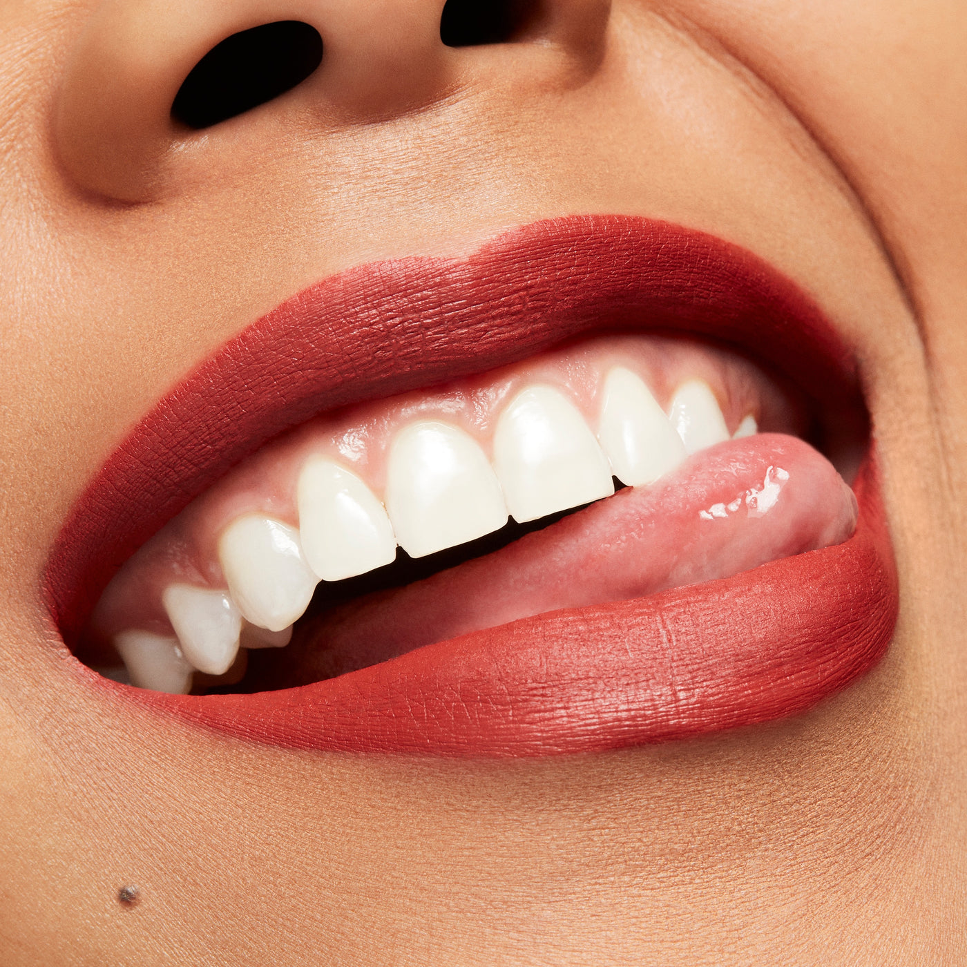 Retro Matte Liquid Lipcolour, 5.0 ml, Chili Addict, Model, medium