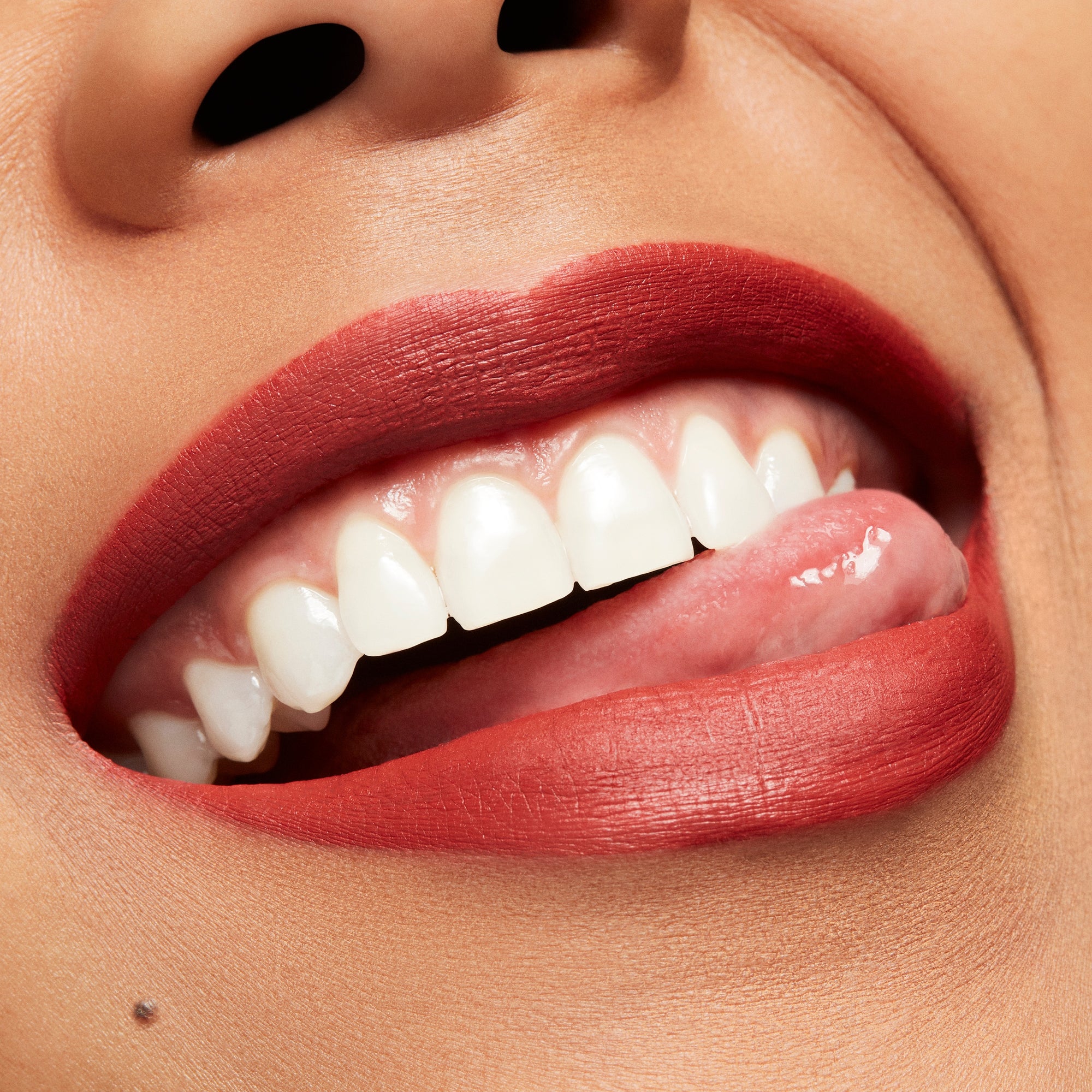 Retro Matte Liquid Lipcolour, 5.0 ml, Chili Addict, Model, medium