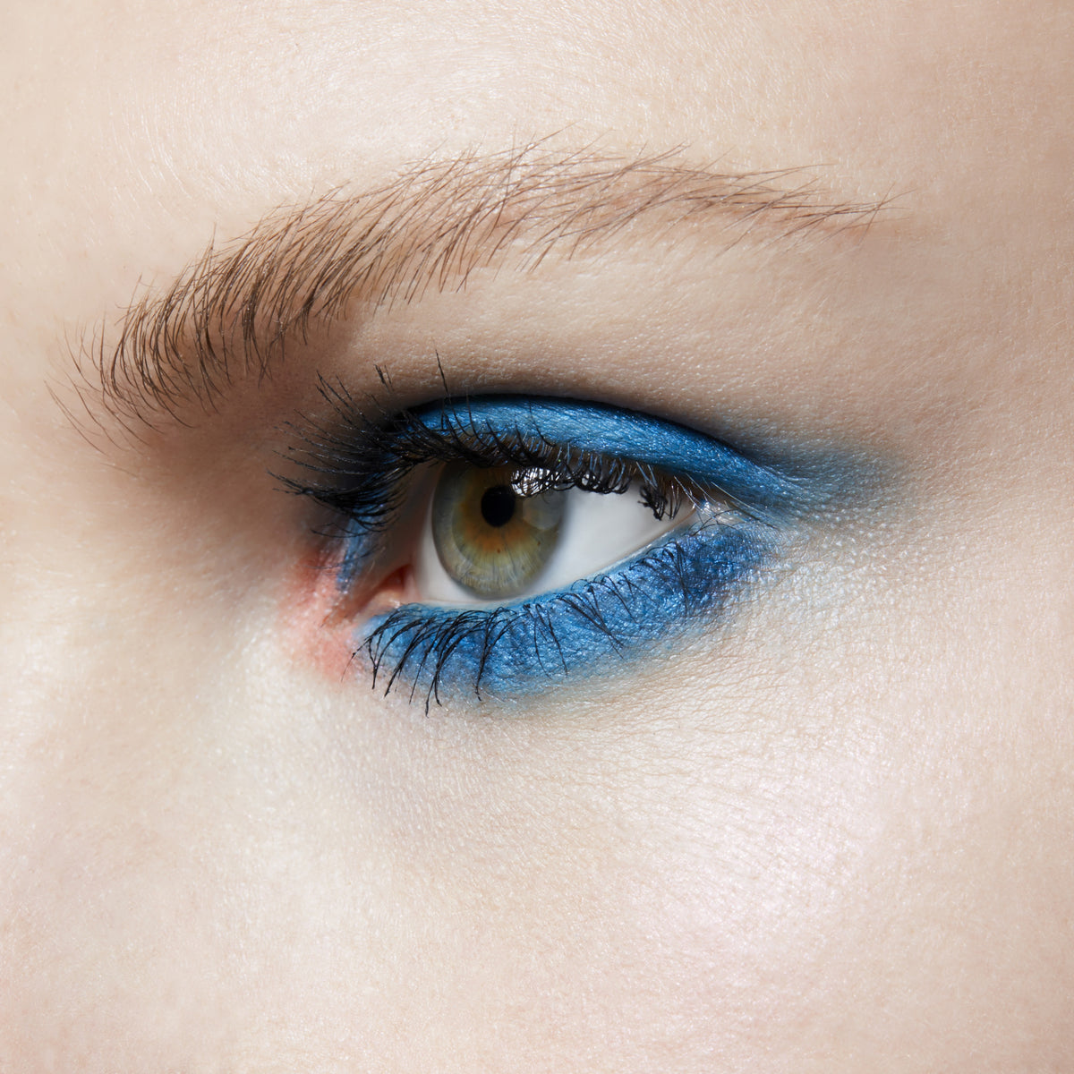 Small Eye Shadow, 1.5 g, Triennial Wave, Model, light