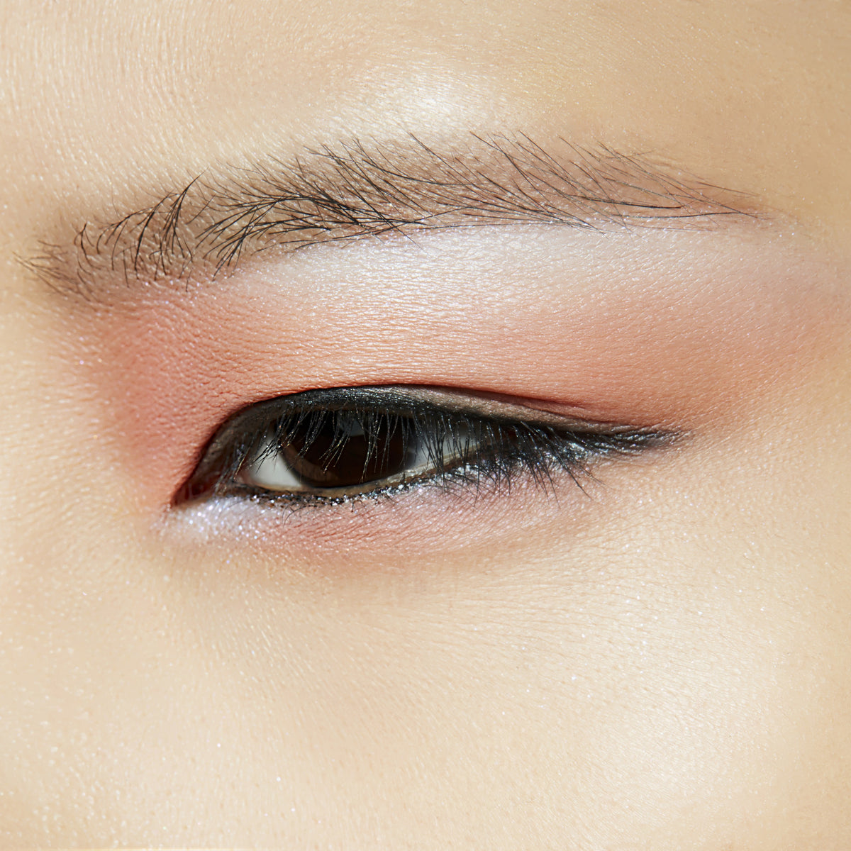 Small Eye Shadow, 1.5 g, Shell Peach, Model, light