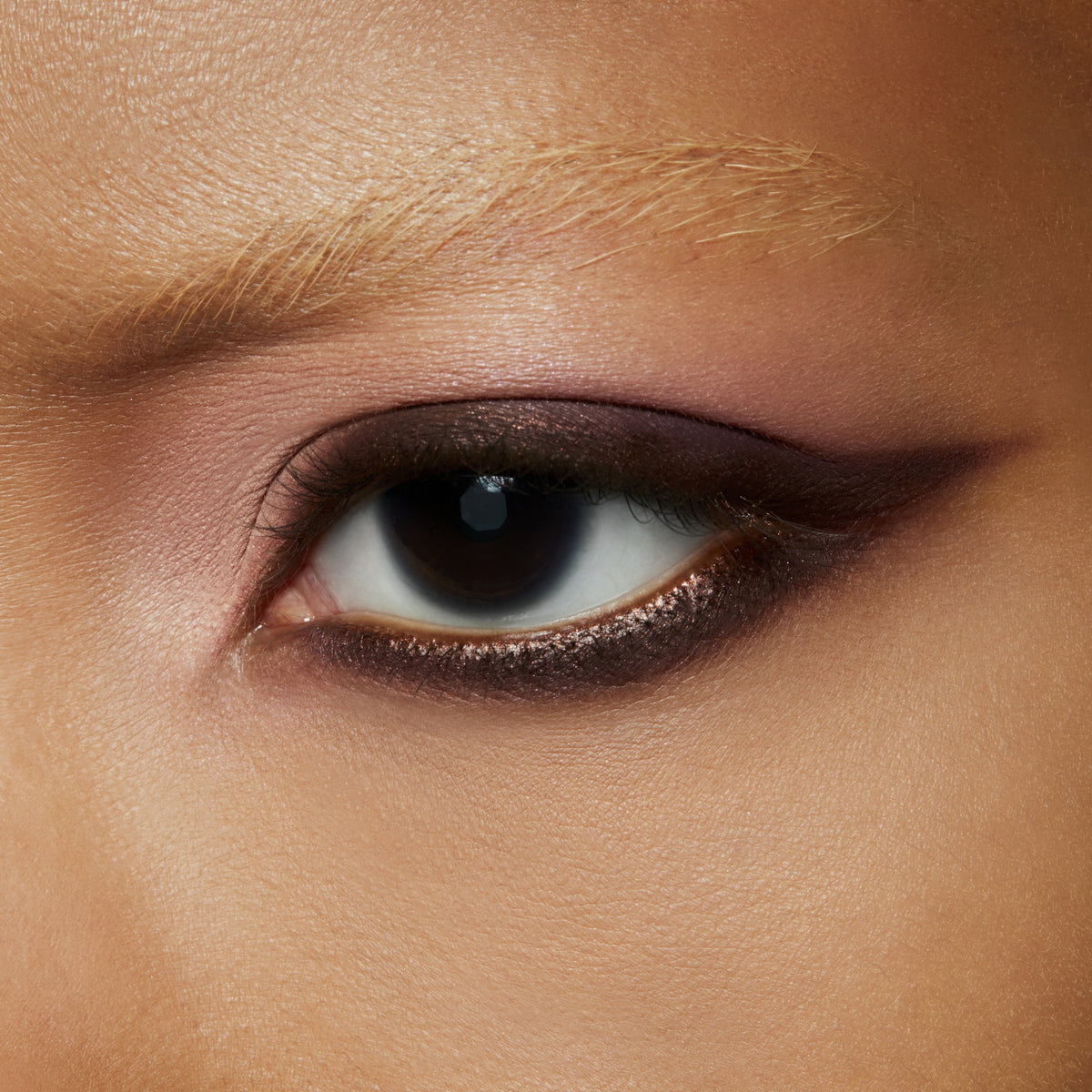 Small Eye Shadow, 1.5 g, Shell Peach, Model, deep