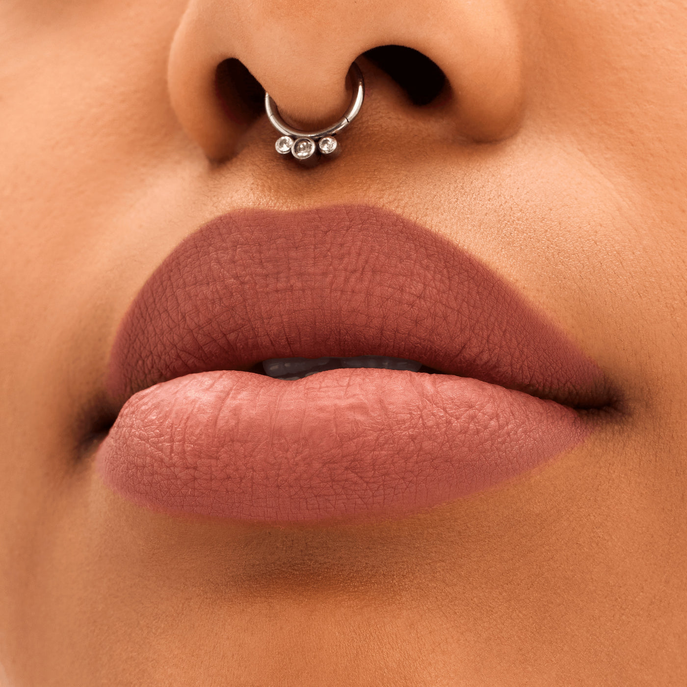 M·A·C Locked Kiss 24hr Lipstick, 1.8 g, Mischief, Model, medium