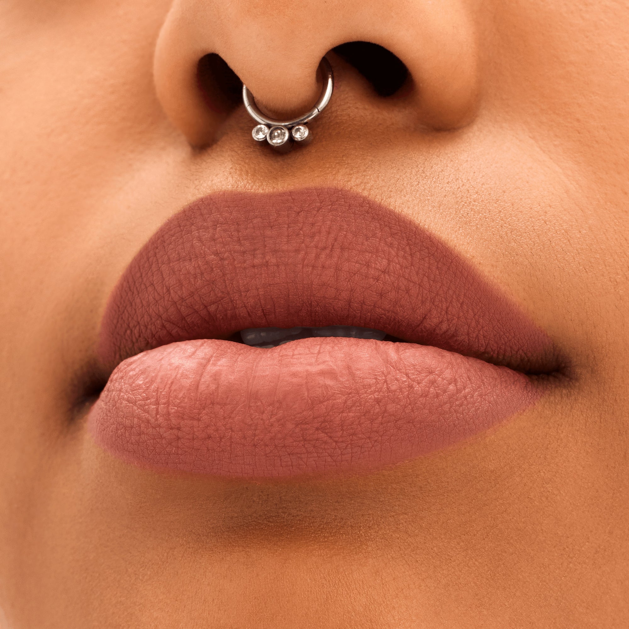 M·A·C Locked Kiss 24hr Lipstick, 1.8 g, Mischief, Model, medium