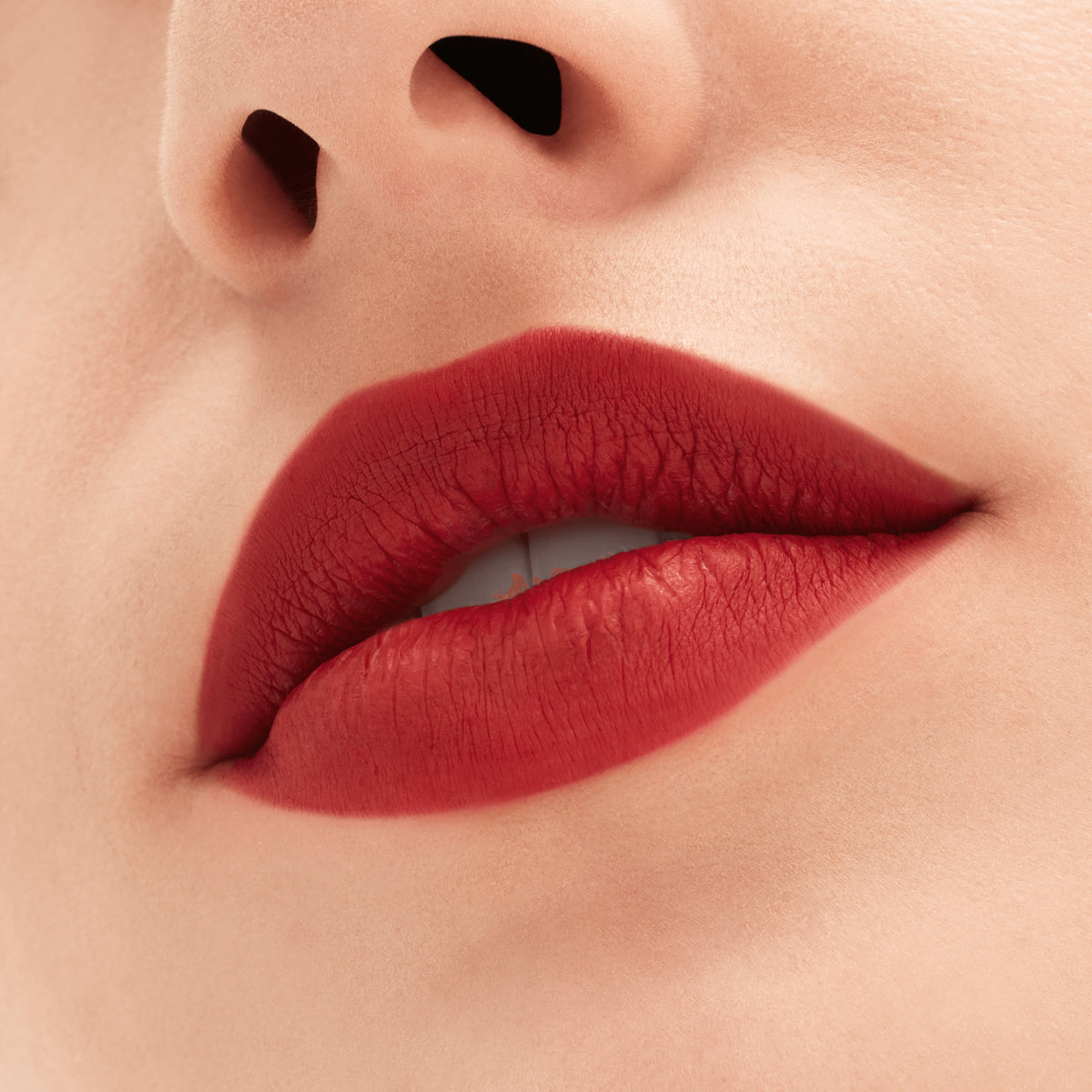 M·A·C Locked Kiss 24hr Lipstick, 1.8 g, Extra Chili, Model, light