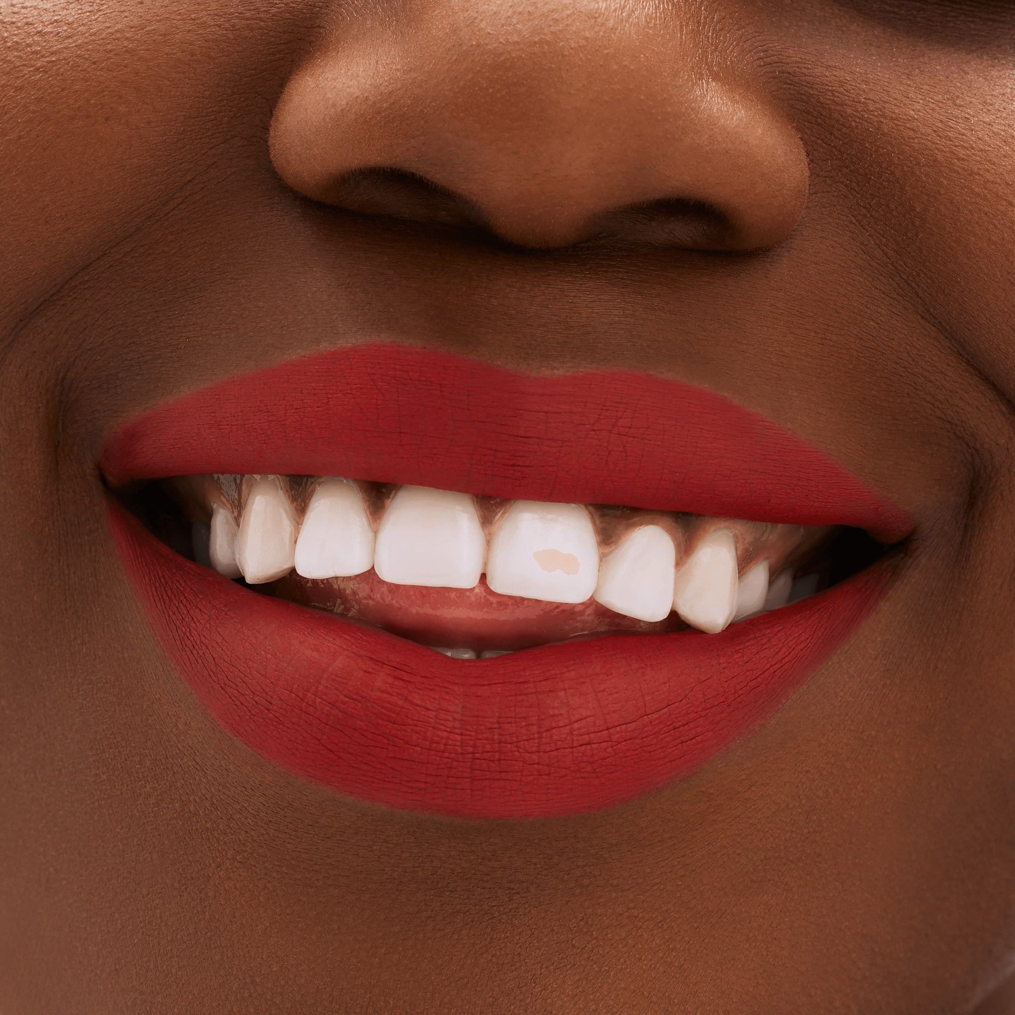 M·A·C Locked Kiss 24hr Lipstick, 1.8 g, Extra Chili, Model, deep