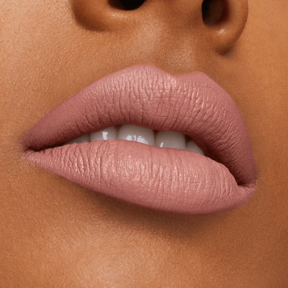 M·A·Cximal Silky Matte Viva Glam Lipstick, 3.5 g, Viva Planet, Model, medium