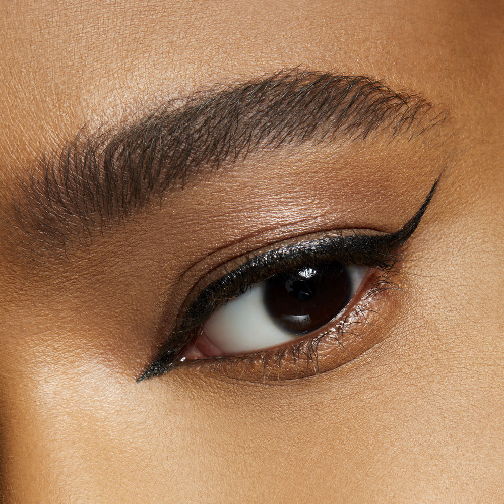 Brushstroke 24Hour Liner, 0.67 g, Brushblack, Model