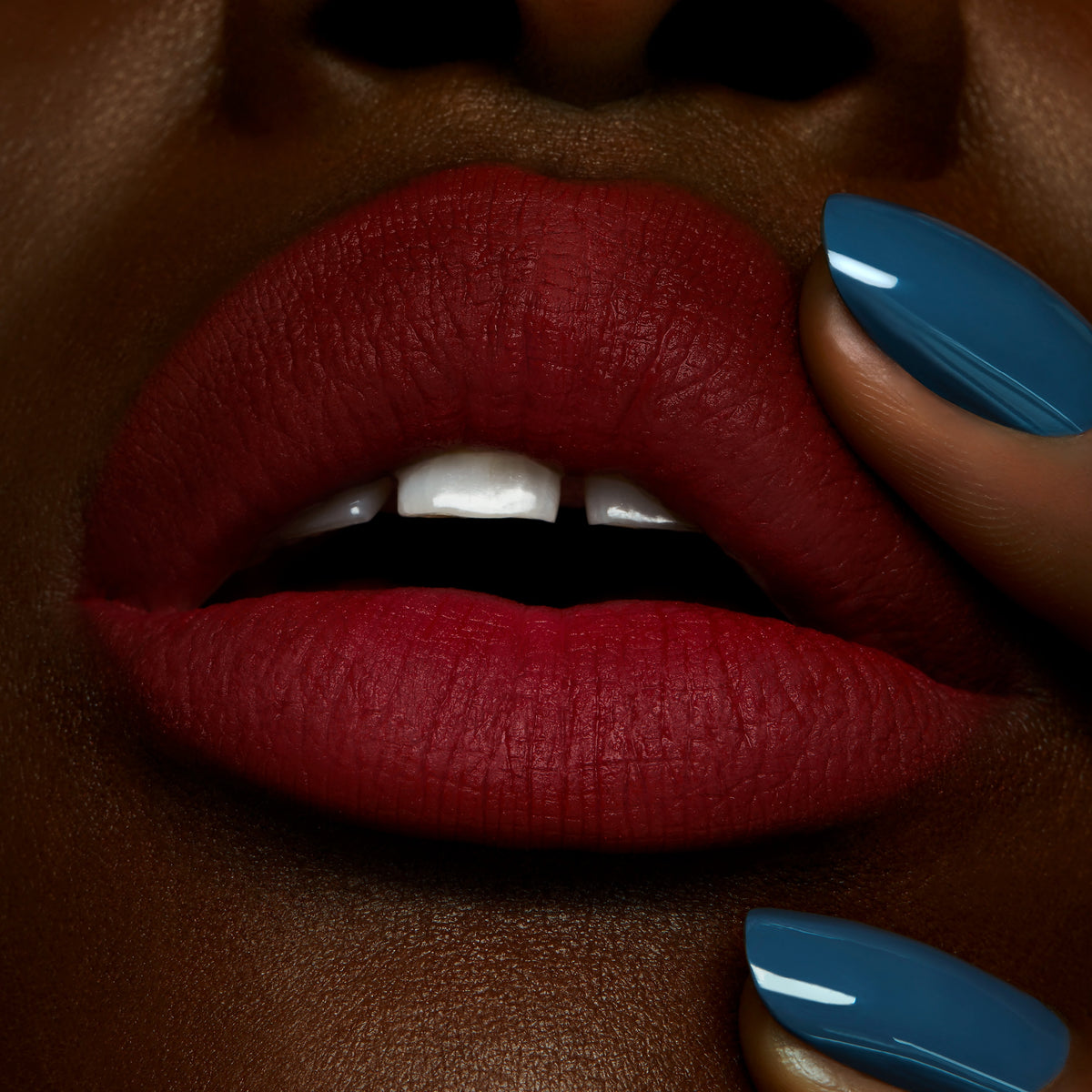 Powder Kiss Liquid Lipcolour, 5.0 ml, Fashion Emergency, Model, deep