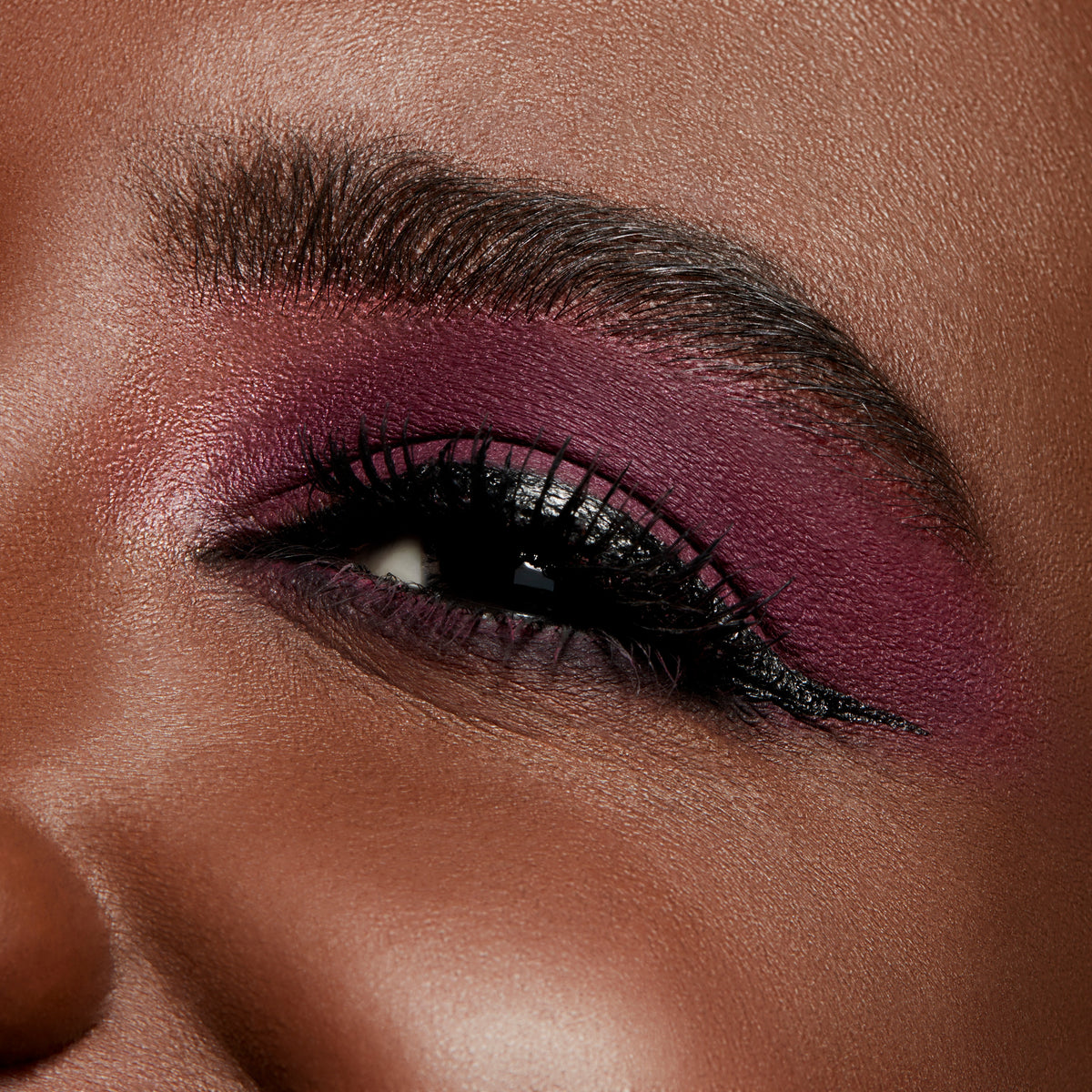 Powder Kiss Soft Matte Eye Shadow, 1.5 g, Lens Blur, Model, deep