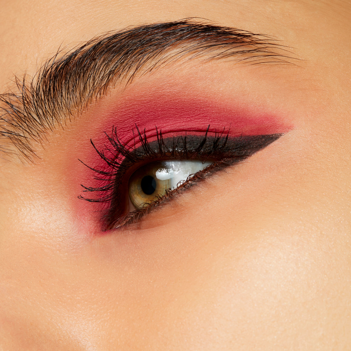 Powder Kiss Soft Matte Eye Shadow, 1.5 g, Fall In Love, Model, medium