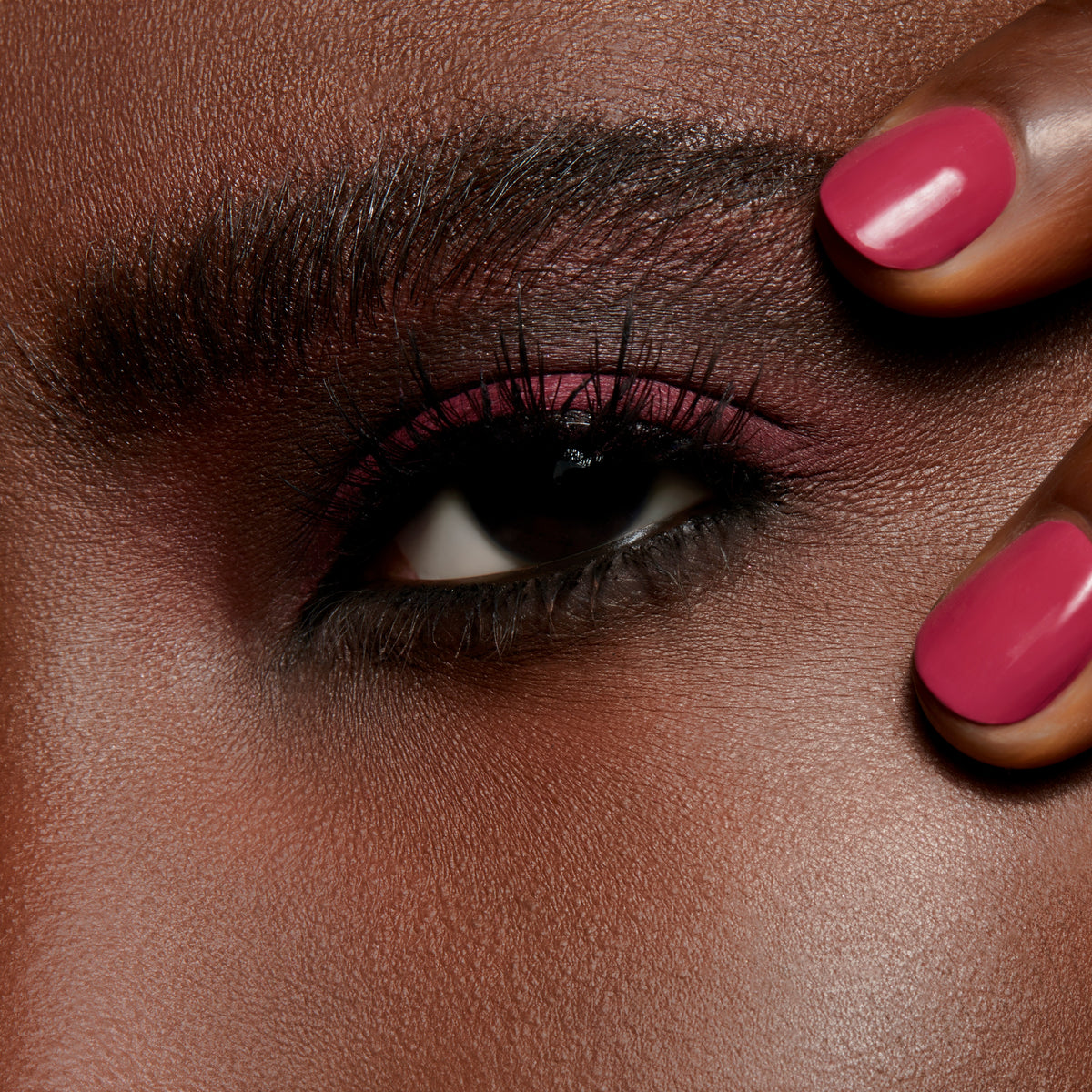 Powder Kiss Soft Matte Eye Shadow, 1.5 g, Fall In Love, Model, deep