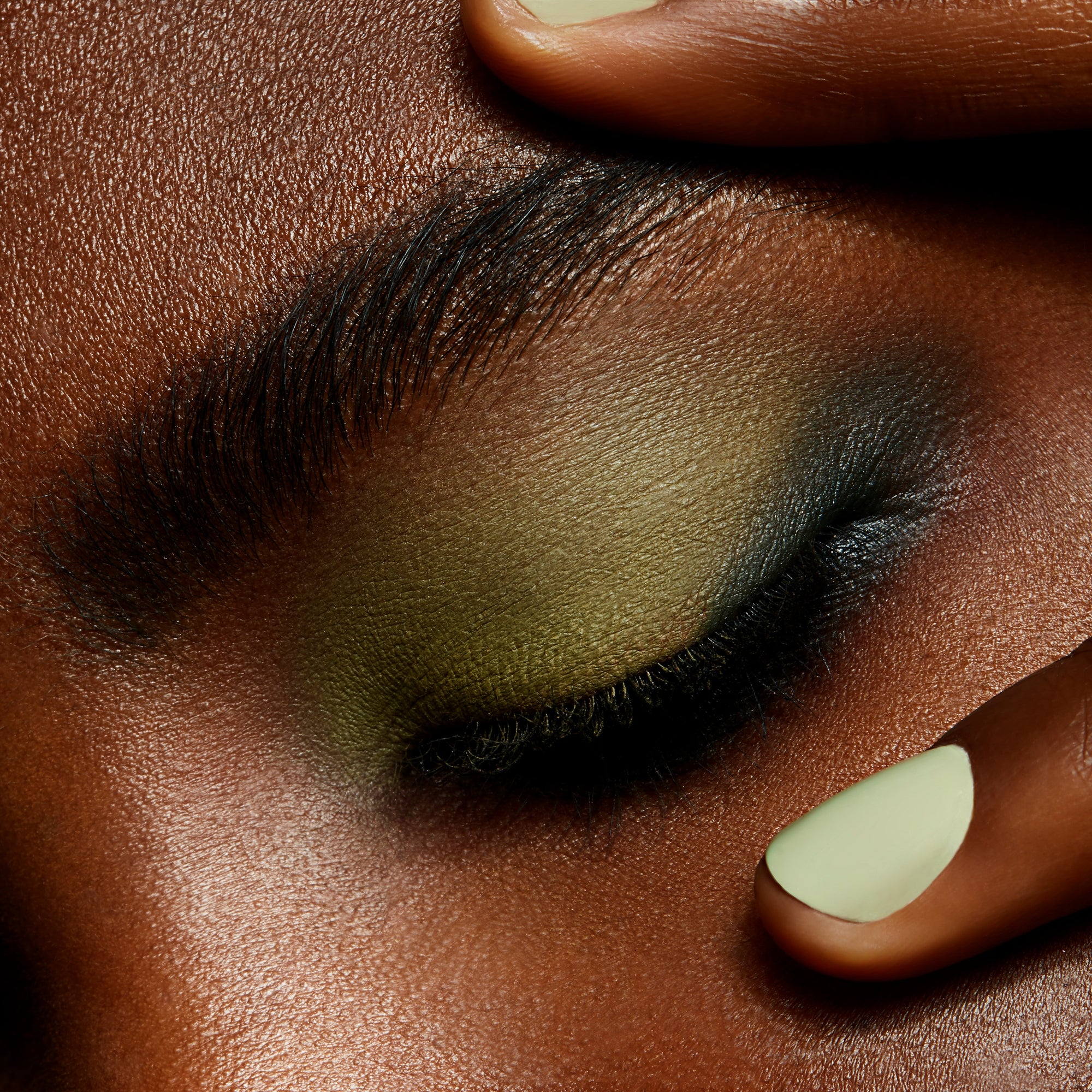 Powder Kiss Soft Matte Eye Shadow, 1.5 g, Per-Suede Me, Model, deep