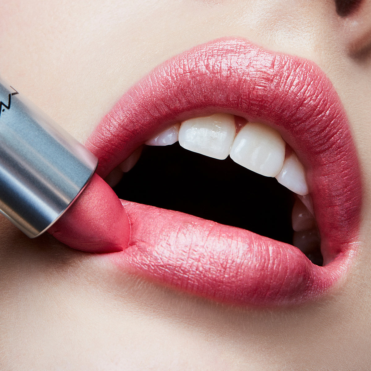 Frost Lipstick, 3.0 g, Bombshell, Model, light