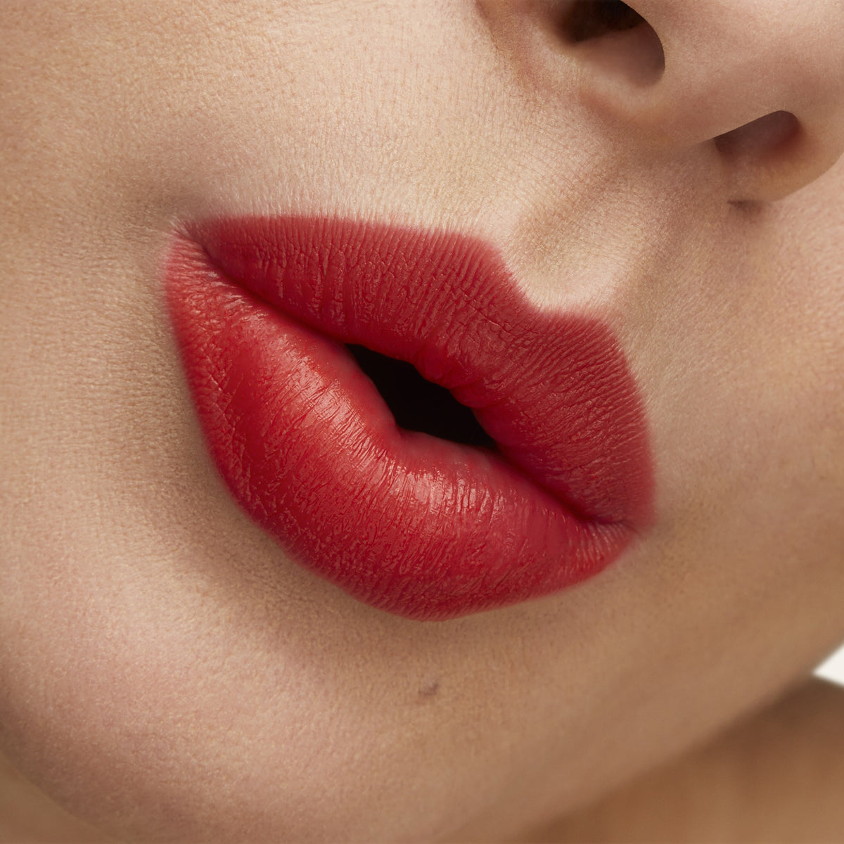 Lustreglass Sheer Shine Lipstick, 3.0 g, TNTeaser, Model, light