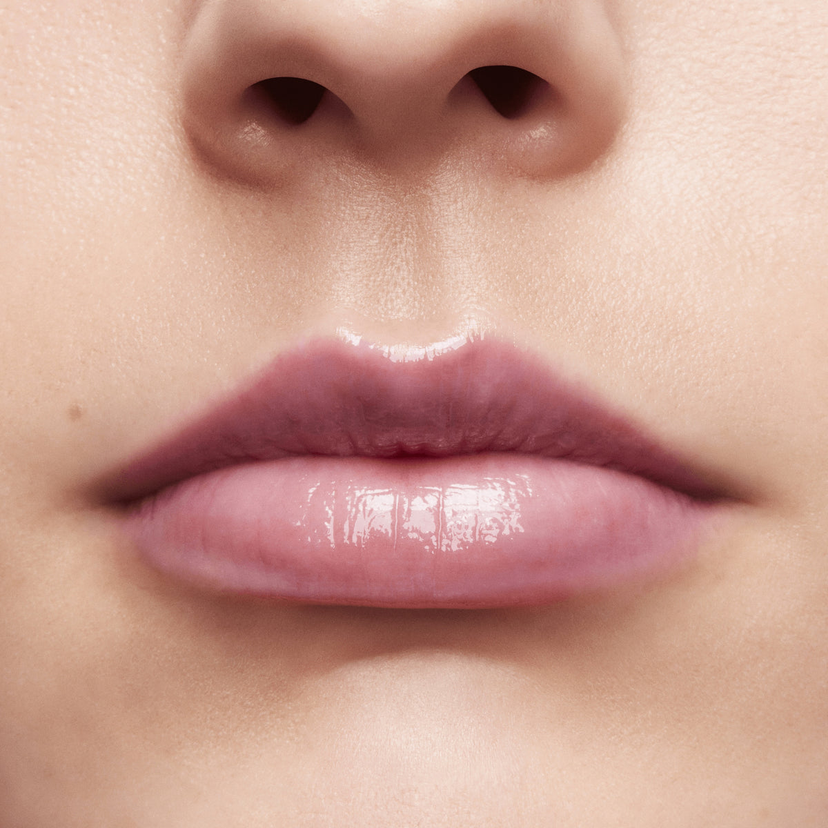 Squirt Plumping Gloss Stick, 2.3 g, Violet Beta, Model, light